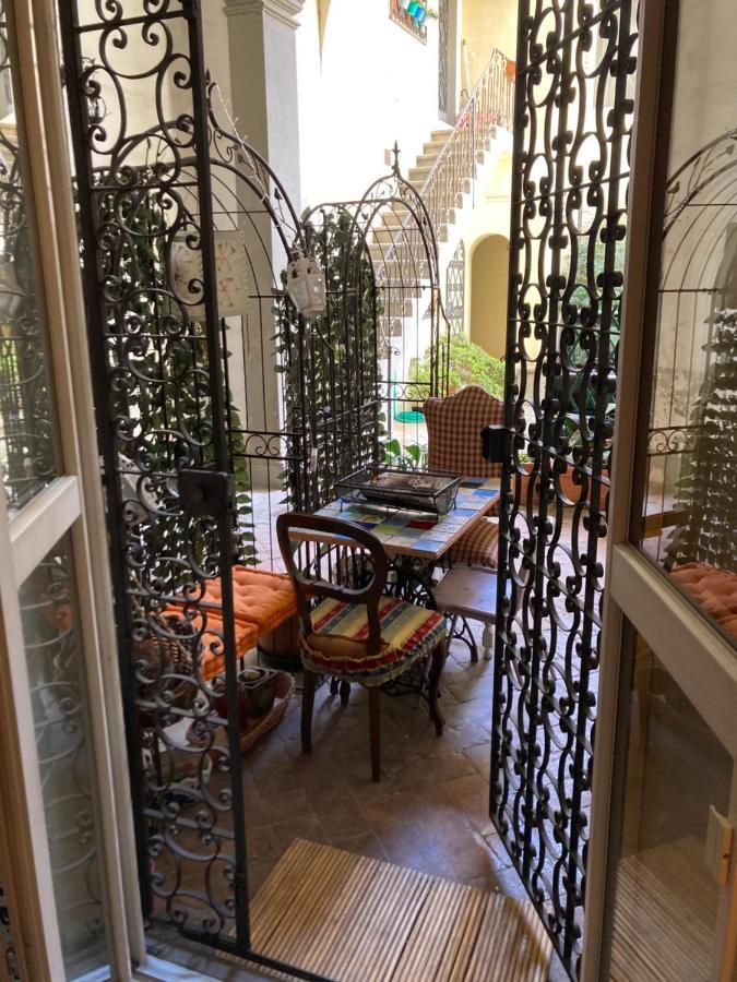 Hand Decorated House With Court Florenz