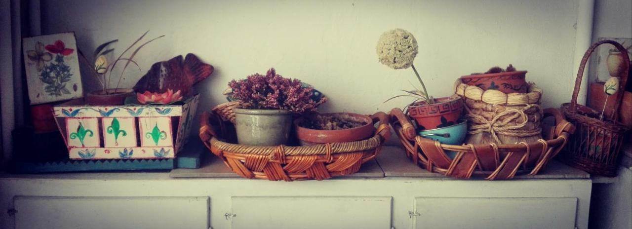 Hand Decorated House With Court * Florenz
