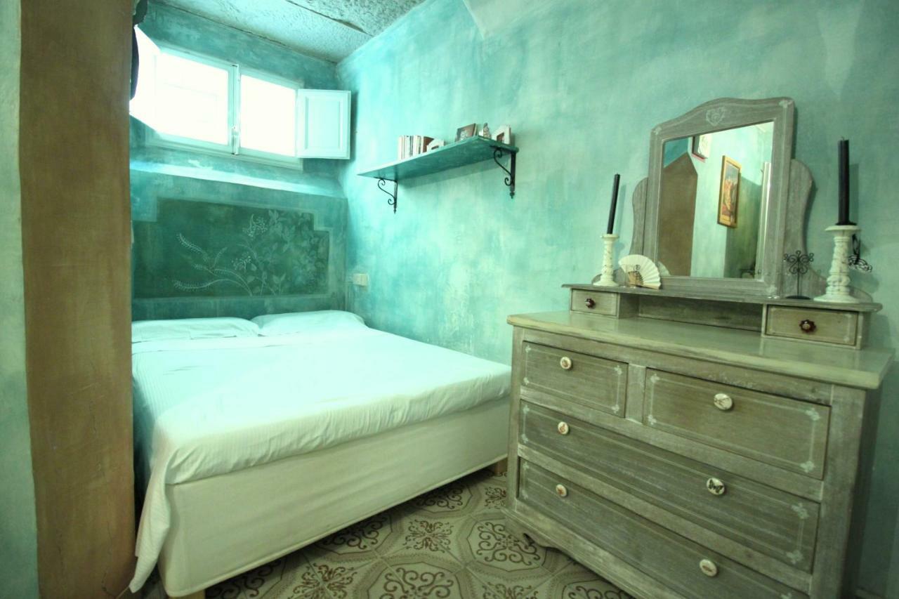 Hand Decorated House With Court * Florenz